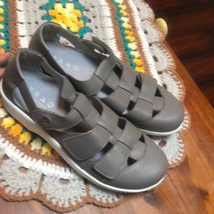 TraQ  by Allegra all leather walking shoes. Velcro straps. Size 9. EUC no flaws